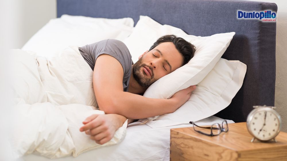 10 cách giúp trị ngáy ngủ hiệu quả 1 Nằm nghiêng khi ngủ là cách giúp trị ngáy ngủ hiệu quả