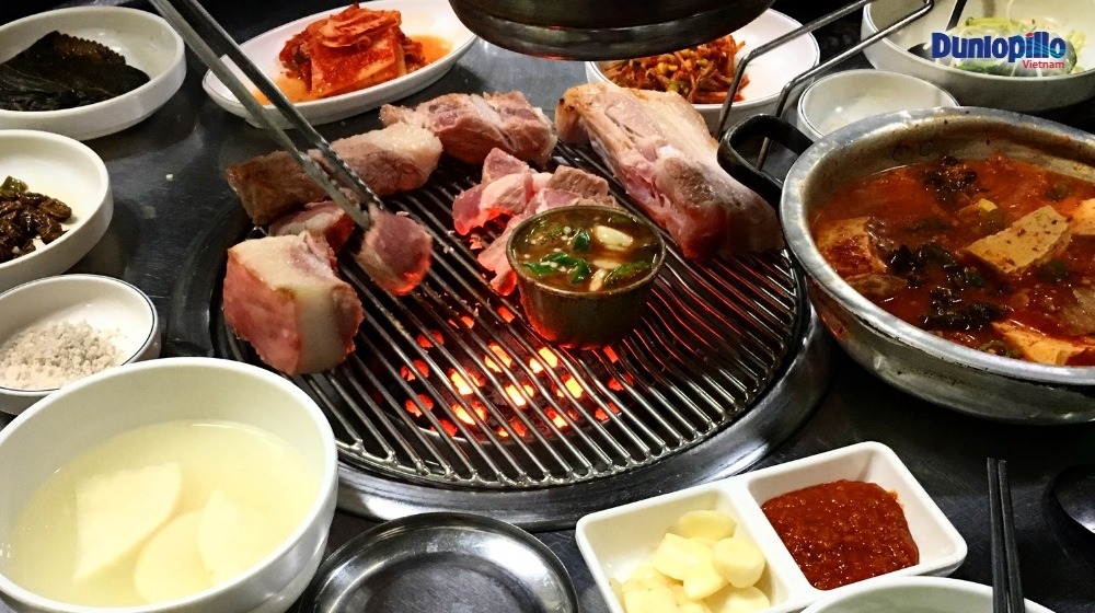 Buổi sáng ngủ dậy hay bị đau bụng, lý do vì sao? 2 Ăn uống không hợp lý có thể là nguyên nhân gây đau bụng khi thức giấc