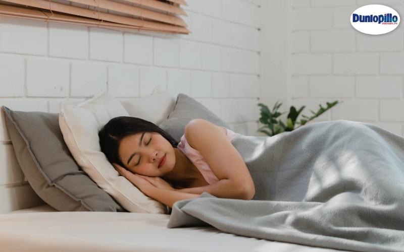 Đột quỵ khi ngủ: Dấu hiệu sớm và Cách phòng ngừa 6 Đi ngủ sớm tránh xa điện thoại, máy tính