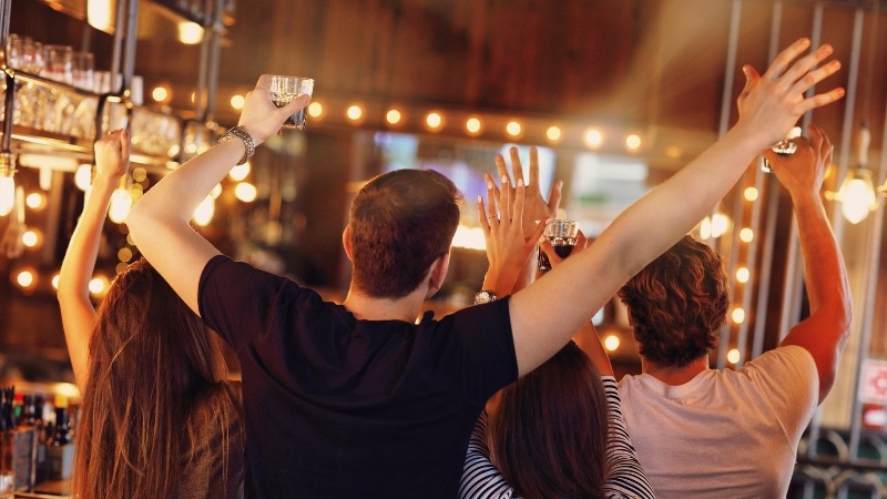 Thức khuya xem bóng đá cùng bạn bè