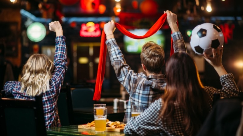 Làm sao để thức khuya xem bóng đá nhưng hôm sau vẫn tỉnh táo để làm việc?