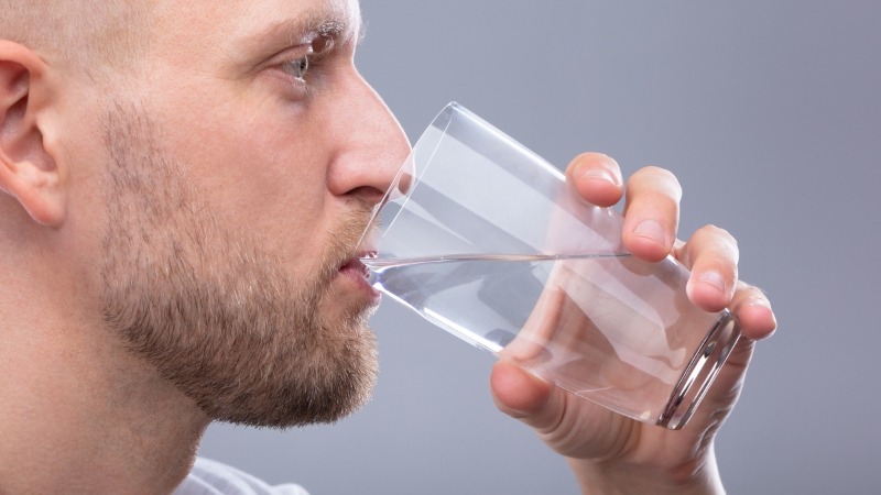 Làm sao để thức khuya xem bóng đá - Uống đủ nước