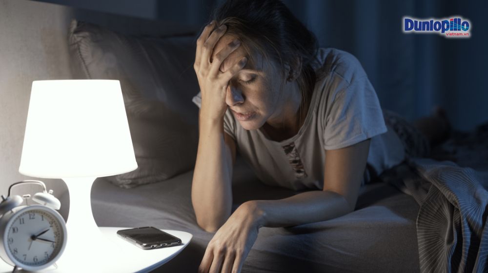 Tác hại của việc đeo tai nghe khi ngủ 4 Mất ngủ do căng thẳng, lo âu