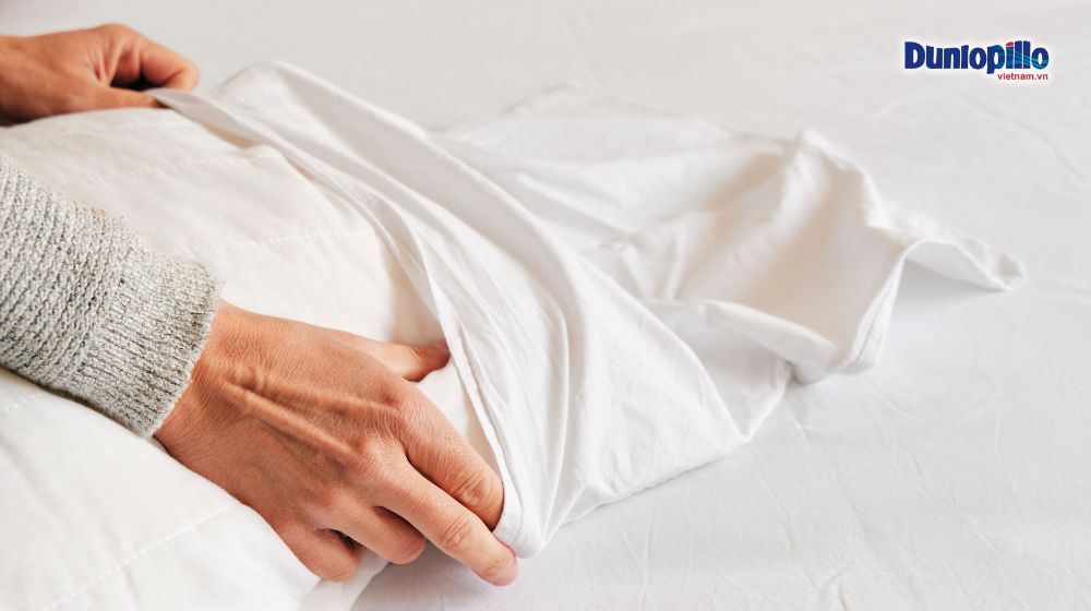 Vệ sinh gối thường xuyên để đảm bảo môi trường ngủ sạch sẽ