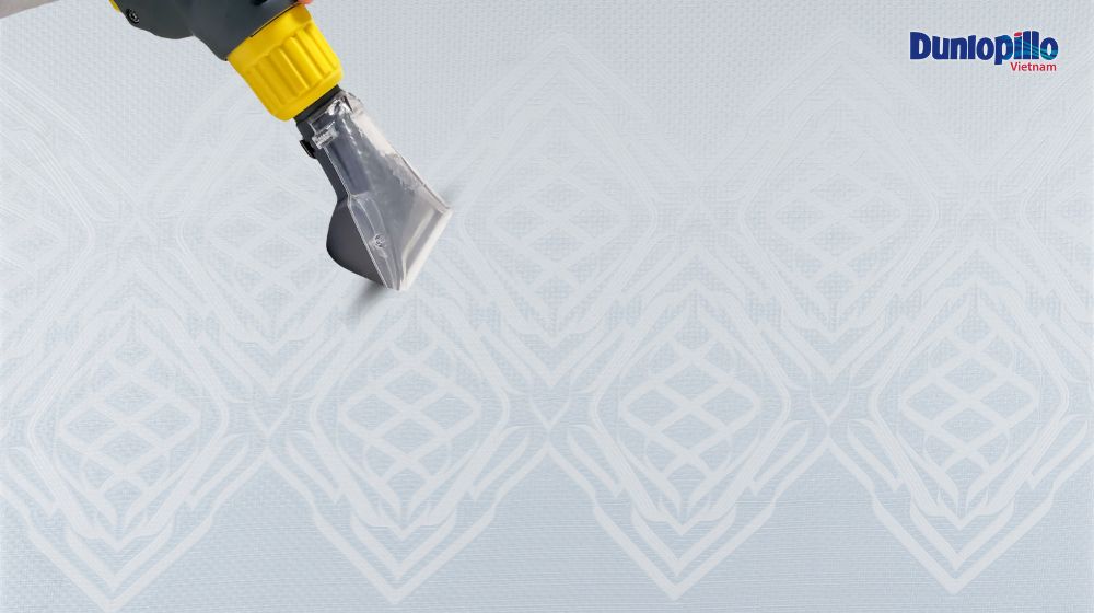 Vệ sinh nệm định kỳ để đảm bảo môi trường nghỉ ngơi sạch sẽ