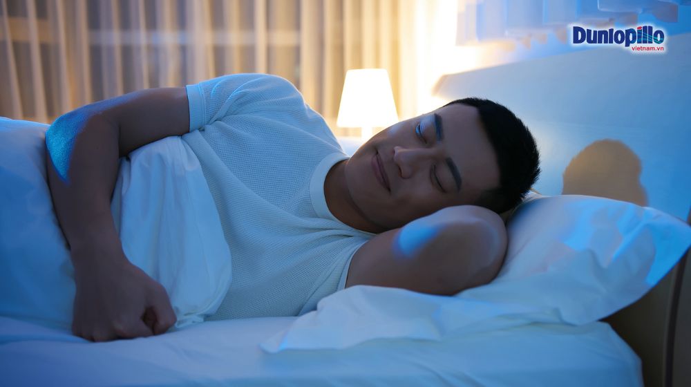 Cách cải thiện tư thế ngủ đúng 2 Nằm nghiêng là một tư thế phổ biến