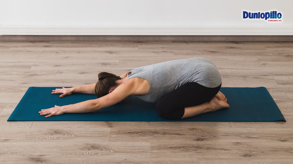 Các bài tập yoga trước khi ngủ giúp đốt cháy mỡ bụng 2 Bài tập yoga trước khi ngủ tư thế em bé