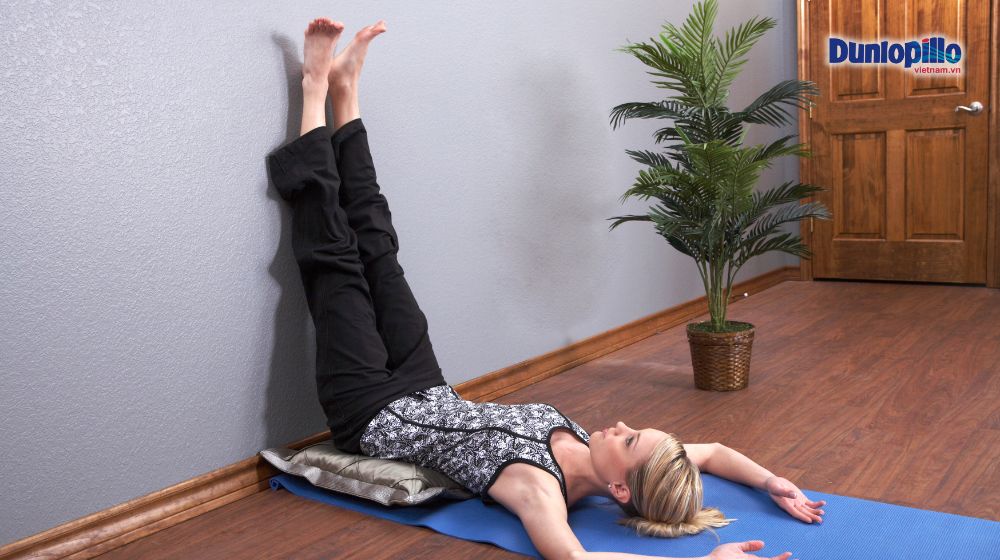 Các bài tập yoga trước khi ngủ giúp đốt cháy mỡ bụng 3 Bài tập yoga trước khi ngủ tư thế gác chân lên tường