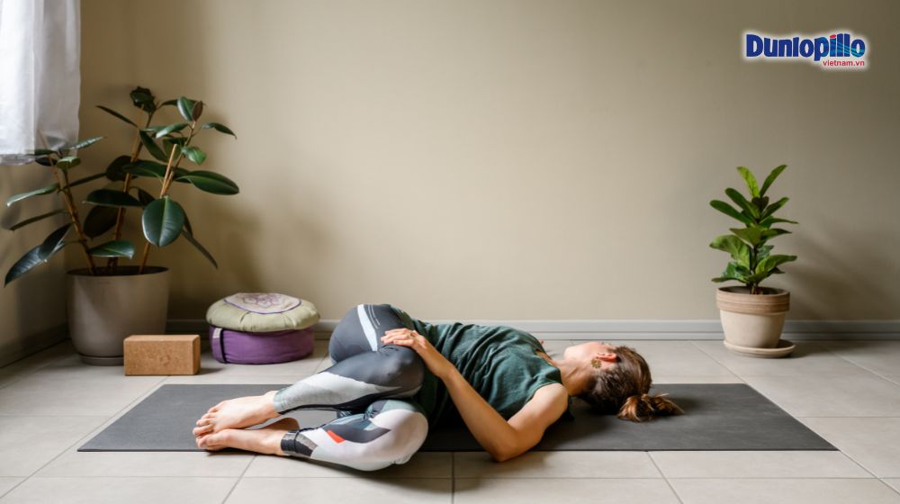 Các bài tập yoga trước khi ngủ giúp đốt cháy mỡ bụng 4 Bài tập yoga trước khi ngủ tư thế xoắn cột sống nằm