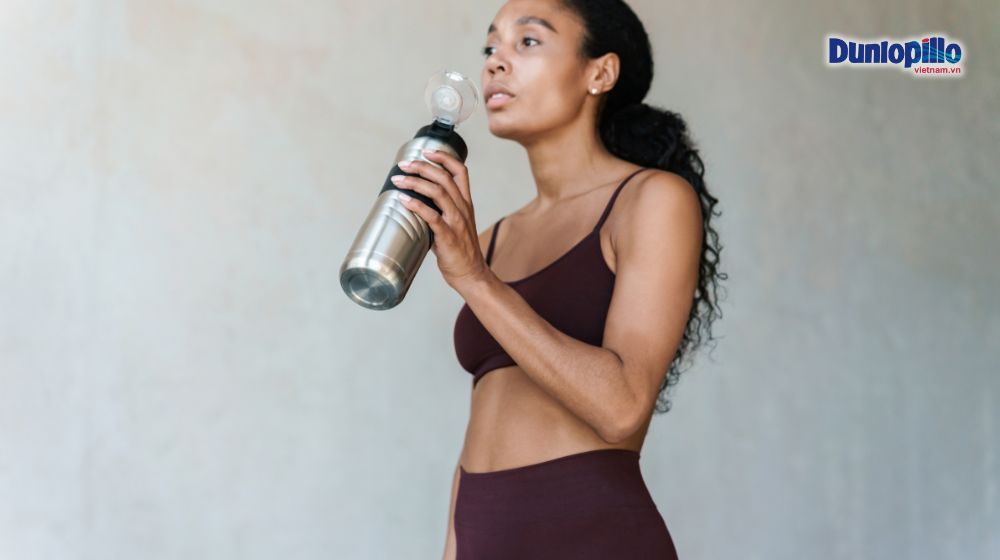 Các bài tập yoga trước khi ngủ giúp đốt cháy mỡ bụng 7 Tập luyện yoga mỗi ngày kết hợp uống đủ nước