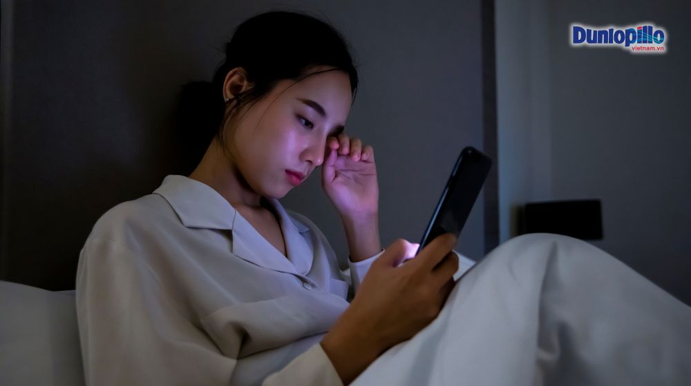 Dùng điện thoại nhiều có thể gây rối loạn giấc ngủ? 1 Ánh sáng xanh từ màn hình điện thoại ảnh hưởng đến giấc ngủ
