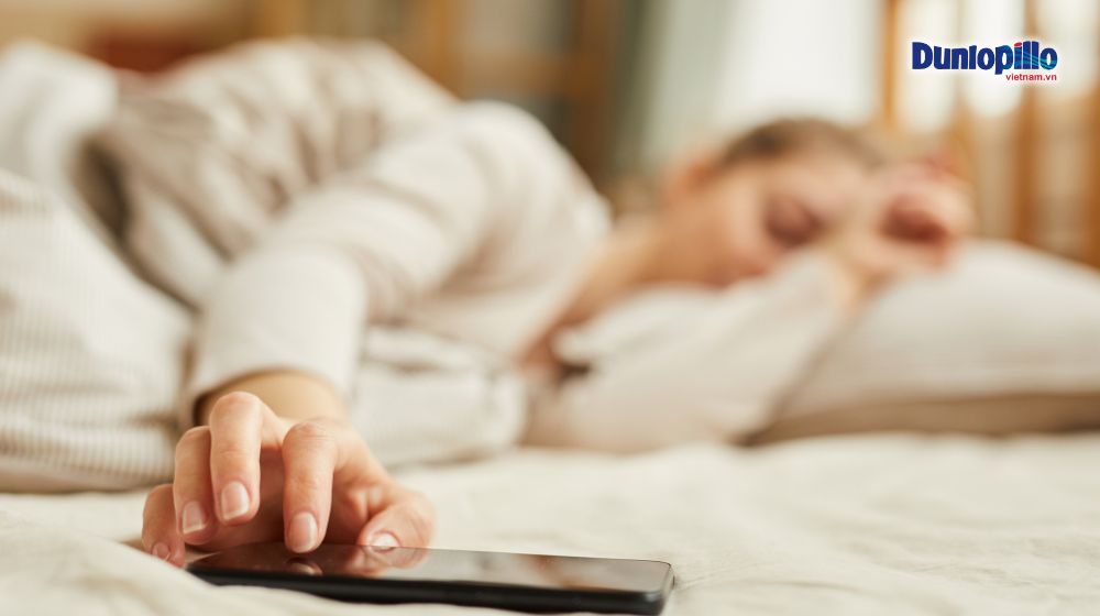 Dùng điện thoại nhiều có thể gây rối loạn giấc ngủ? 3 Hạn chế dùng điện thoại trước khi đi ngủ ít nhất 1 giờ
