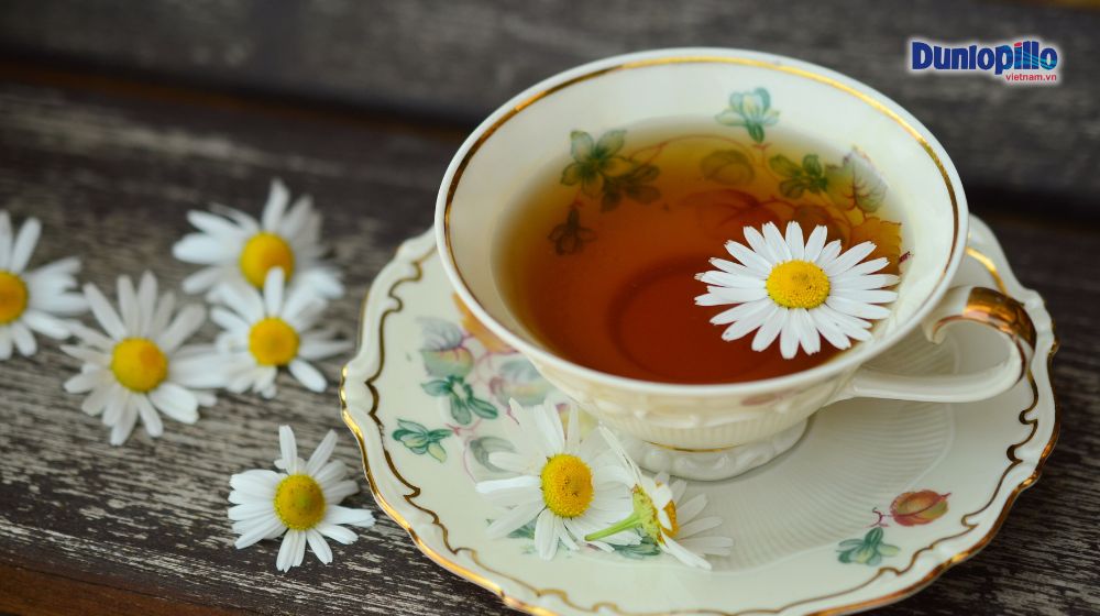 Vai trò của trà thảo mộc trong việc giảm mỡ bụng và cách pha chế 3 Trà hoa cúc giúp ngăn ngừa tích tụ mỡ bụng