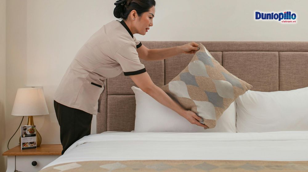 Nệm khách sạn giá rẻ: Có đáng đầu tư hay không? 3 Vệ sinh nệm là vấn đề mà khách sạn sẽ gặp phải khi chọn nệm rẻ