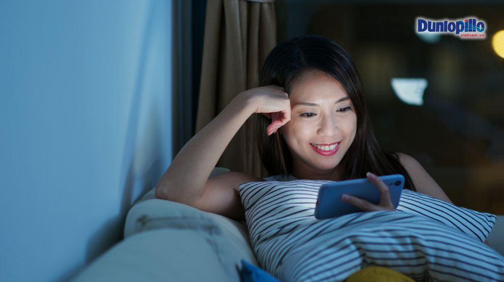 Thói quen dậy sớm: làm sao để duy trì khi bạn là “cú đêm”? 2 Xem điện thoại là một trong những yếu tố khiến bạn ngủ muộn, khó dậy sớm