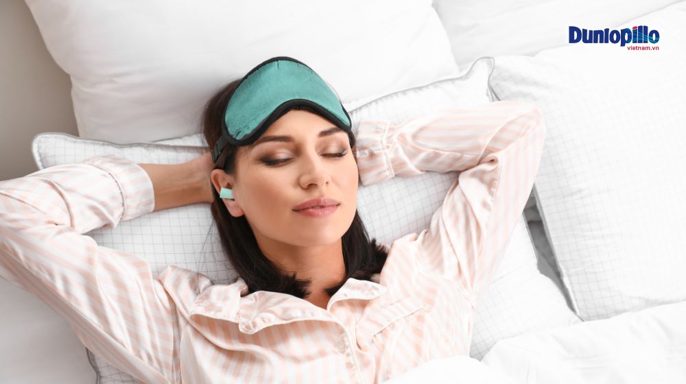15 mẹo dậy sớm hiệu quả cho người bận rộn 3 Dùng các dụng cụ hỗ trợ như nút tai, bịt mắt