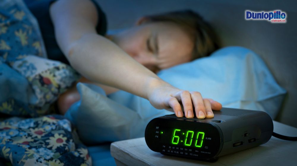 7 mẹo dậy sớm cho sinh viên và nhân viên văn phòng 4 Đặt báo thức xa giường và tránh nút “snooze”