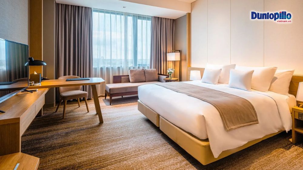 Cách chọn kích thước nệm phù hợp cho phòng khách sạn 5 Nệm King size trong phòng suite, mang đến không gian ngủ rộng rãi và sang trọng.