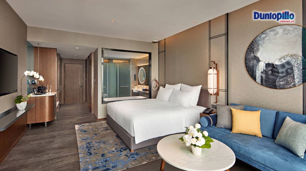 Cách chọn kích thước nệm phù hợp cho phòng khách sạn 3 Nệm Queen size trong phòng khách sạn 4 sao, mang lại sự thoải mái và sang trọng