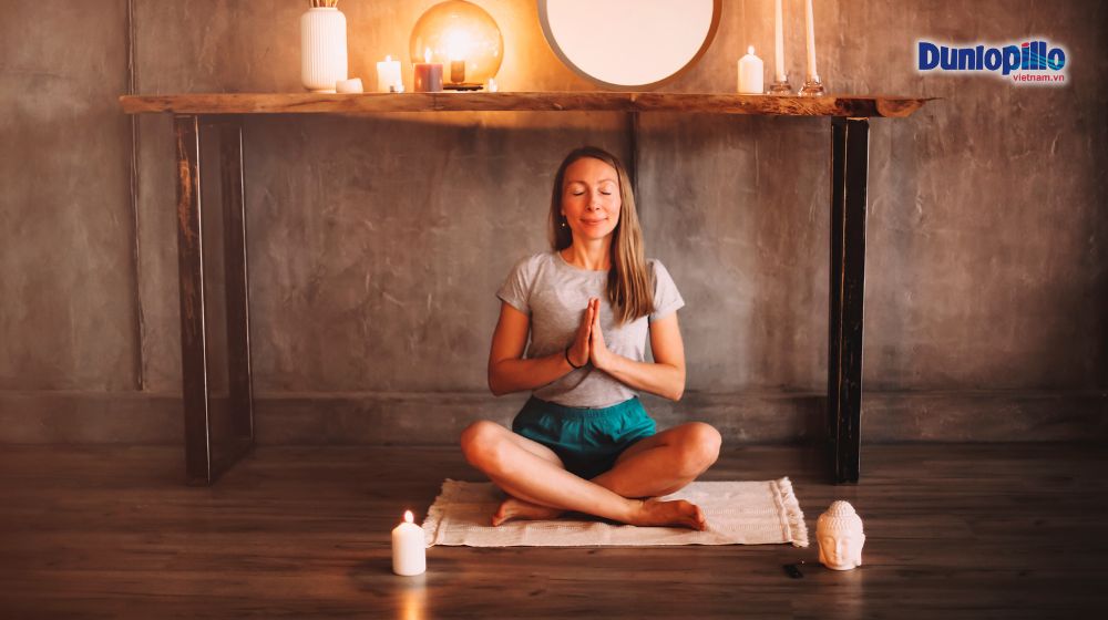 Cải thiện giấc ngủ với CBT-I: Hướng dẫn chi tiết 4 Người thiền định trong không gian yên tĩnh với ánh sáng dịu nhẹ