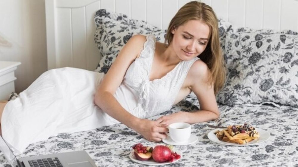 Hạn chế ăn uống trên giường