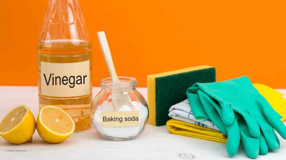 Làm sạch vết bẩn với nước ấm + baking soda + giấm trắng