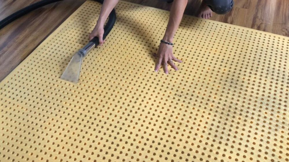 Vệ sinh nệm cao su định kỳ để bảo vệ sức khỏe