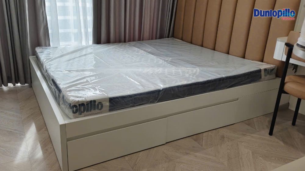 Đặt nệm trên giường tại nơi thoáng mát