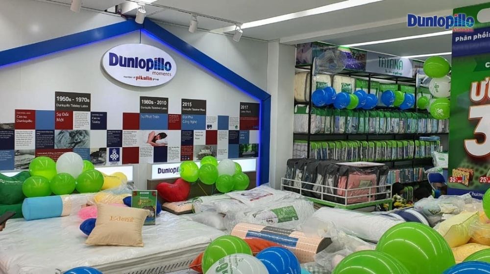 Khu vực trưng bày nệm Dunlopillo tại cửa hàng Thế Giới Nệm
