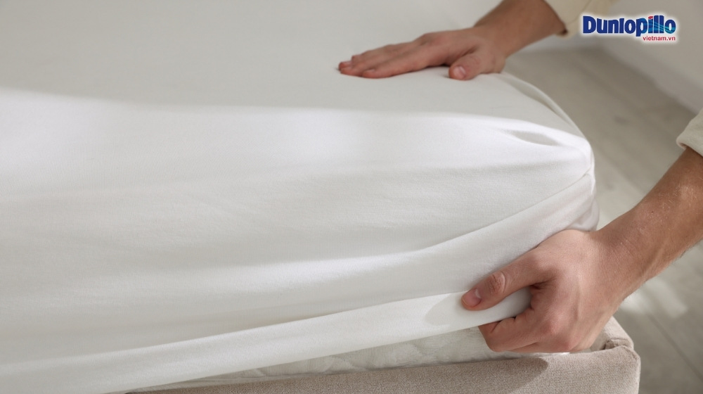 Tháo bỏ ga giường, vỏ gối,... trước khi vệ sinh nệm