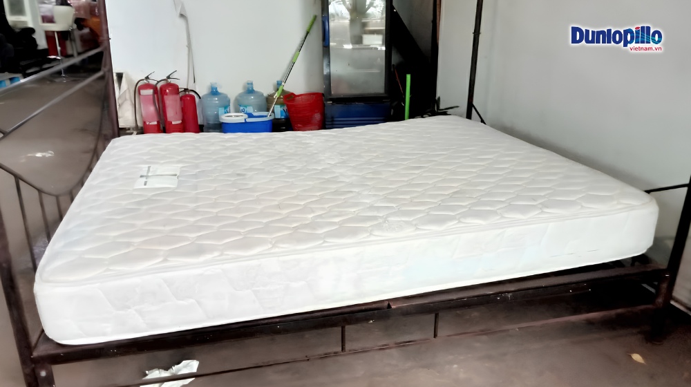 Nệm đặt trên giường hoặc mặt phẳng không phù hợp