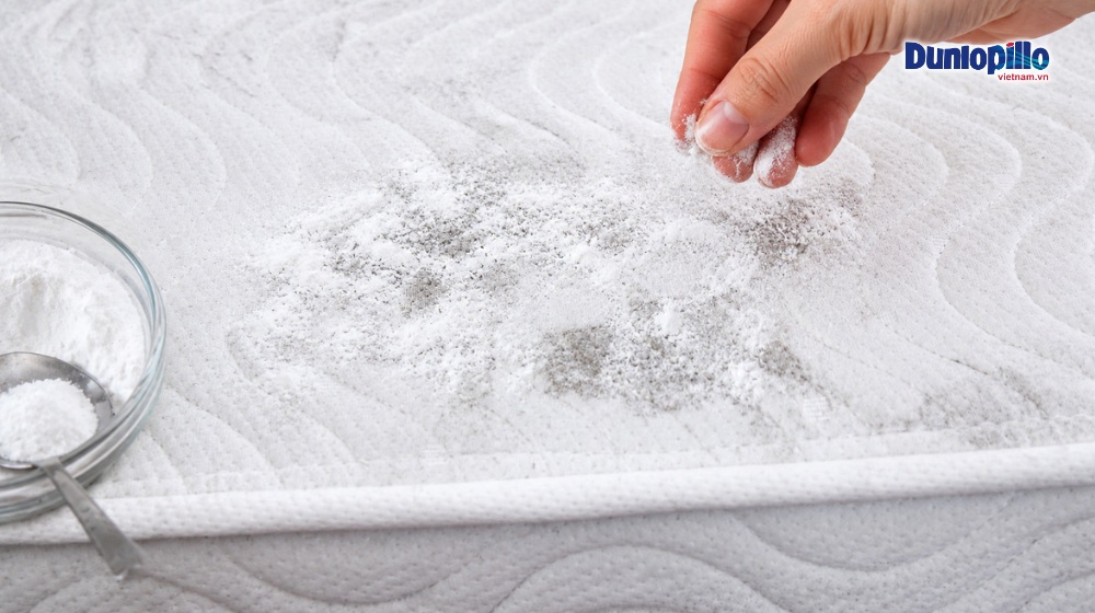Dùng baking soda để hút ẩm và khử mùi trên nệm