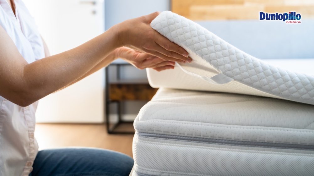 Topper là tấm tăng tiện nghi được trải trên nệm