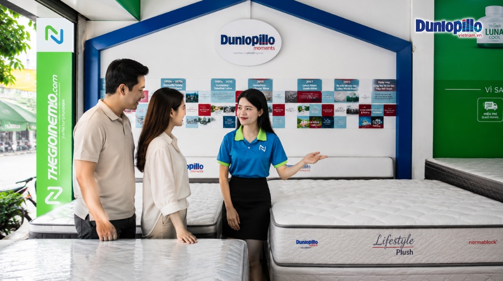 Khách hàng trải nghiệm nệm Dunlopillo chính hãng tại showroom